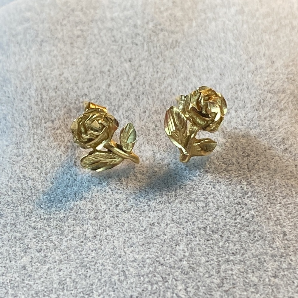 Vintage 14K Gold Delicate Rose Bloom Flower Stud Pierced Earrings - Picture 2 of 15